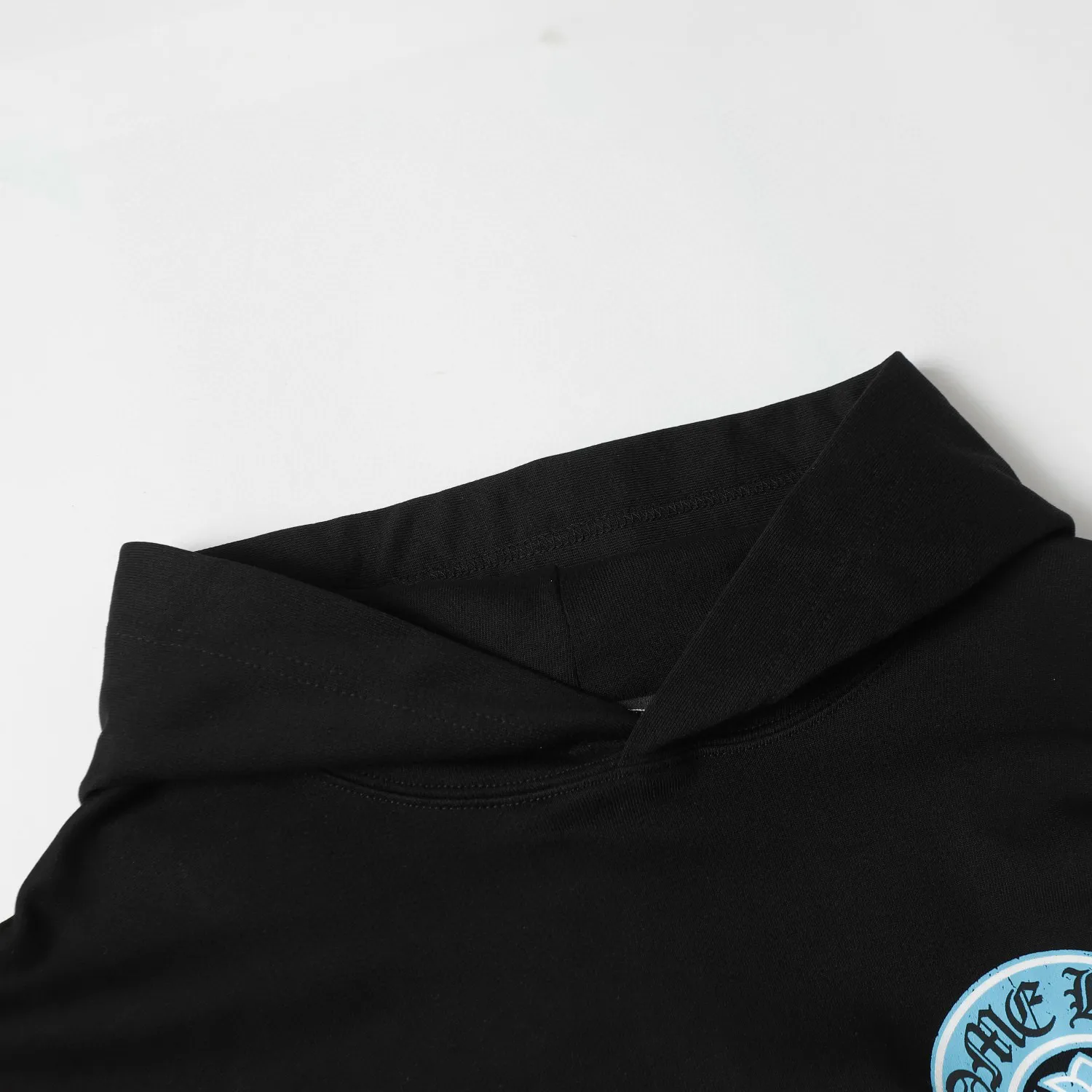 M02—P210 -Chrome Hearts/Chrome Hearts printed sweatshirt cardigan jacket -420 grams of high-density, high-quality wool, soft, delicate and skin-friendly, soft and silky to the touch, warm and skin-friendly -The hardware zipper accessories are all customized and full of details -Colour: black white -Size: S M L XL